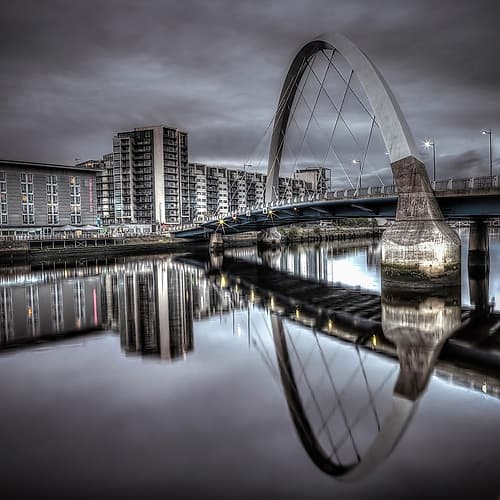 Clyde Arc bridge over river-Glasgow Européen reproduction