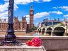 Bunch of Roses by a lampost, London, UK Art Print