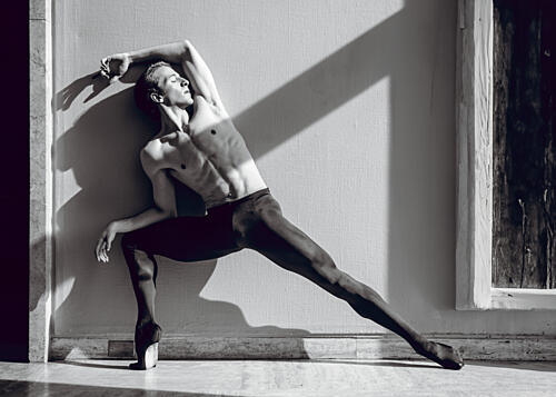 Dramatic Male Ballet Dancer Inspirant reproduction