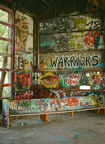 Vibrant Urban Graffiti Wall Scènes de rue reproduction