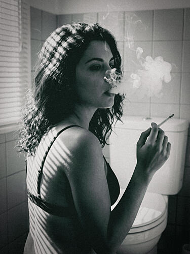 Smoking Woman in Shadows Photographie reproduction