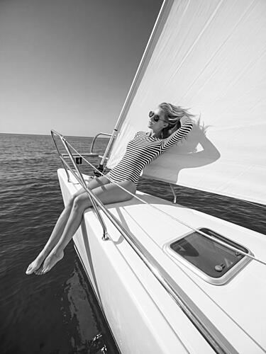 Relaxing on a Sailboat Bord de mer reproduction