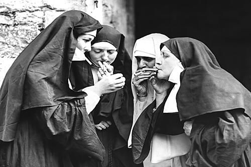 Smoking Nuns Mode reproduction