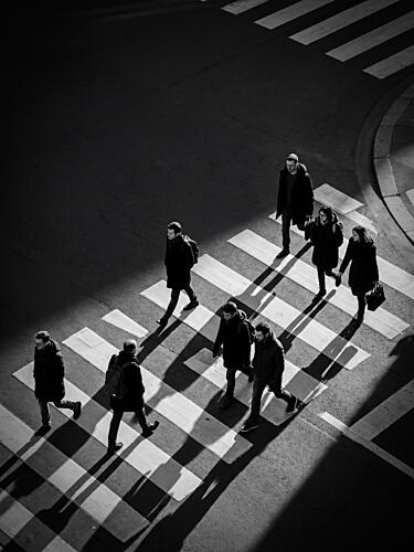 People Crossing Shadows Photographie reproduction