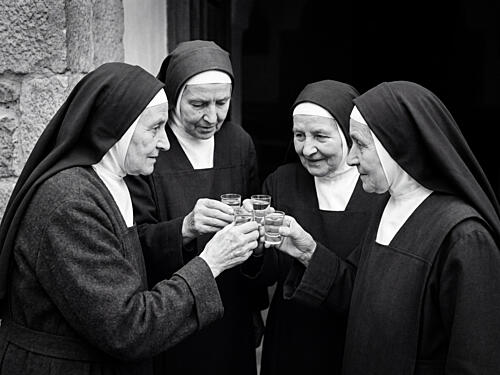 Joyful Nuns Toasting Photographie reproduction