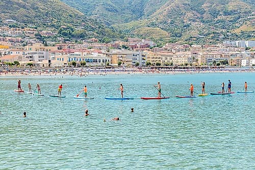 Paddleboarders in Sicilian Bay Montagne reproduction