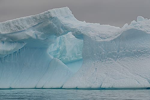 Tabular Iceberg with Carved Hollow Océan reproduction