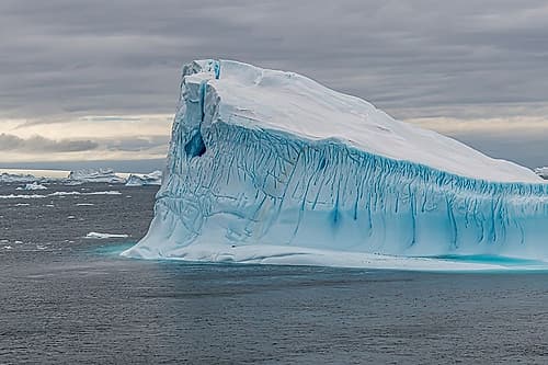 Wedge Iceberg with Cave Hollow Océan reproduction