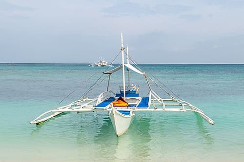 White Bangka Outrigger Boat in Turquoise Water, Philippines Plage reproduction