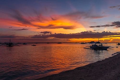 Dramatic Sunset Over Bangka Boats, Philippines Plage reproduction