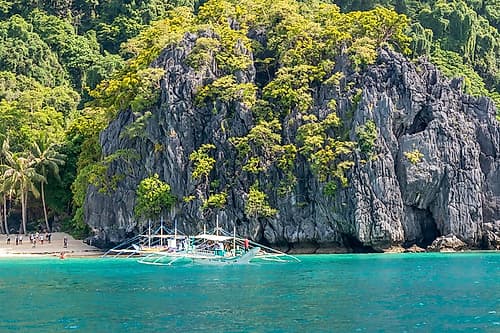 Limestone Cliffs and Boat, El Nido, Palawan, Philippines Plage reproduction
