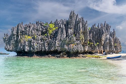 Dramatic Karst Rock Formation and Beach, El Nido, Palawan, Philippines Plage reproduction