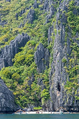 Hidden Beach Cove Between Limestone Cliffs, El Nido, Palawan, Philippines Plage reproduction