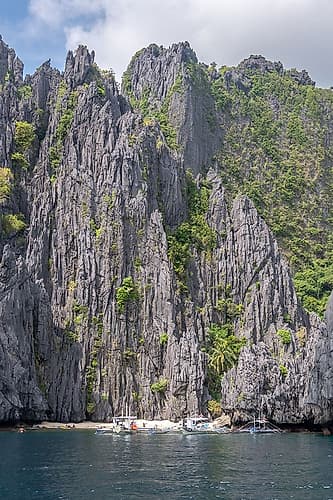 Towering Limestone Cliffs with Boats, El Nido, Palawan, Philippines Plage reproduction