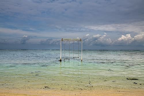 Wooden Swing in Shallow Turquoise Water, Gili Islands, Indonesia Plage reproduction