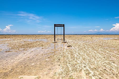 Swing on Exposed Sand Flat at Low Tide, Gili Islands, Indonesia Plage reproduction