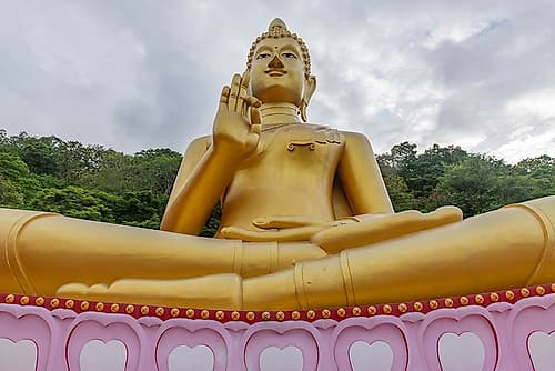 Golden Seated Buddha Statue, Phuket, Thailand Doré reproduction