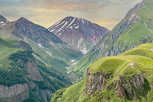 Caucasus Mountain Peaks and Valley, Georgia Montagne reproduction