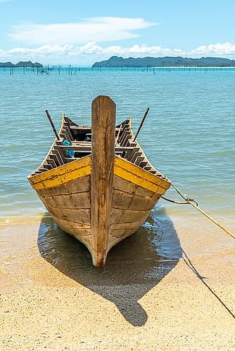 Longtail Boat Bow on Beach, Thailand Plage reproduction