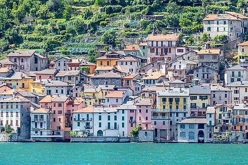 Colorful Lakeside Village, Lake Como, Italy Montagne reproduction