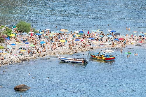 Crowded Beach with Boats, Taormina, Sicily, Italy Plage reproduction